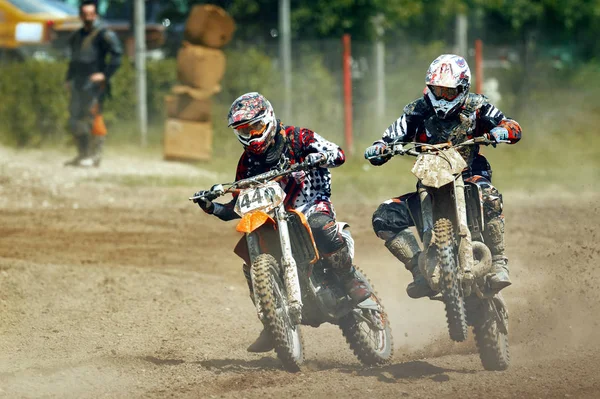 Bucharest, Roemenië - 14 mei: Onbekende renners neemt deel aan de derde van het nationale kampioenschap van de Endurocross, mei 14, 2011 op Ciolpani, Boekarest, Roemenië — Stockfoto