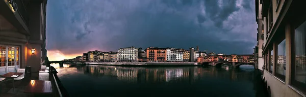 Florencja, Włochy, 03 maj 2016: Panorama rzeki Arno o zachodzie słońca, Fl — Zdjęcie stockowe