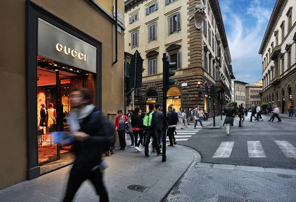 Florence, İtalya - 01 Haziran 2016: Via bulunan Gucci mağaza işareti — Stok fotoğraf
