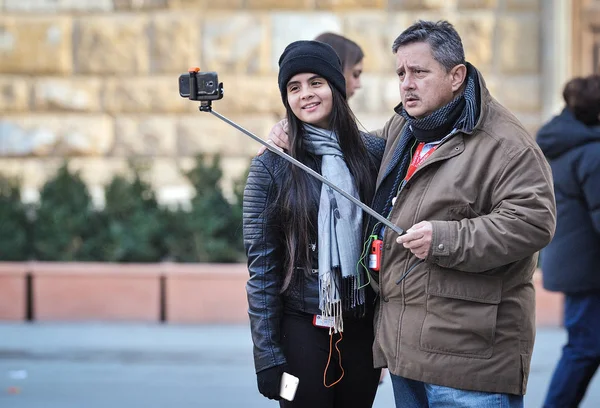 İtalya - Floransa, Aralık 2016: Floransa'da bir selfie alarak adam.