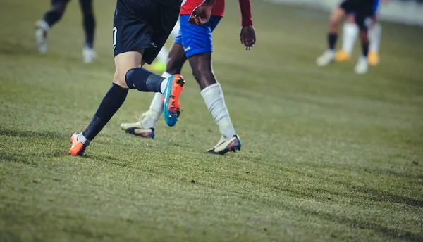 GALATI, ROMÉNIA - MARÇO 5: Desconhecido jogadores de futebol executa dur — Fotografia de Stock