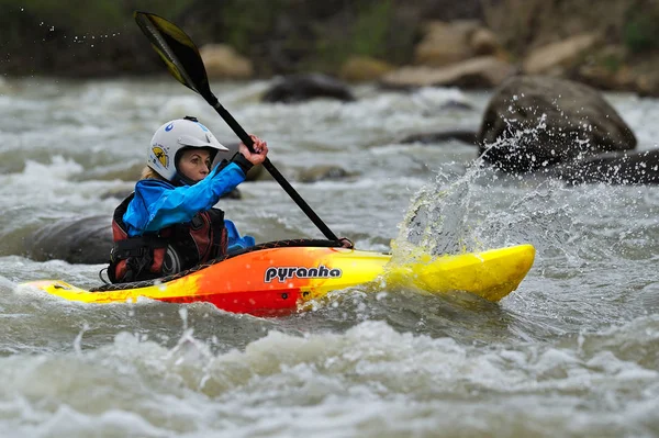 Les athlètes concourent pendant le kayak de course Buzau X 2016 — Photo