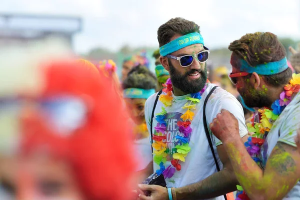 Multitud de personas no identificadas en The Color Run — Foto de Stock