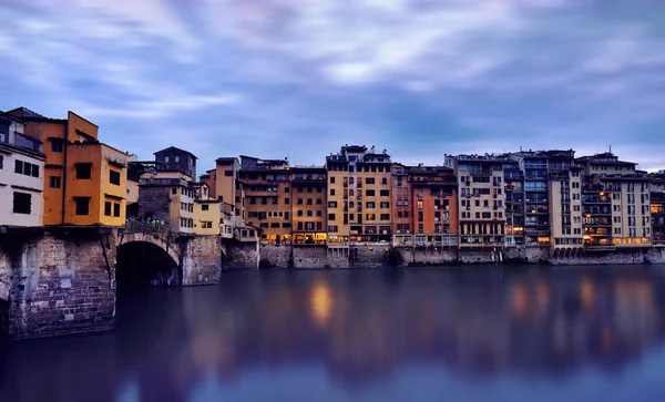 FLORENCE, ITALIE - 03 JUIN 2016 : Pont Ponte Vecchio au-dessus de la r — Photo