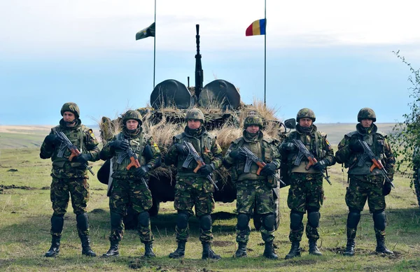 Galati, Rumunsko - 22. dubna: Rumunské vojenské s semiautomati — Stock fotografie