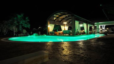 Paralia Katerini, Yunanistan - Haziran 02: Yüzme Havuzu lüks otelin Akdeniz Köyü üzerinde sahil, deniz üzerinde 02 Haziran 2011, Paralia Katerini, Yunanistan