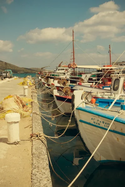 Barcos de pesca en el puerto de Agios Nikolaos, Creta, Grecia —  Fotos de Stock