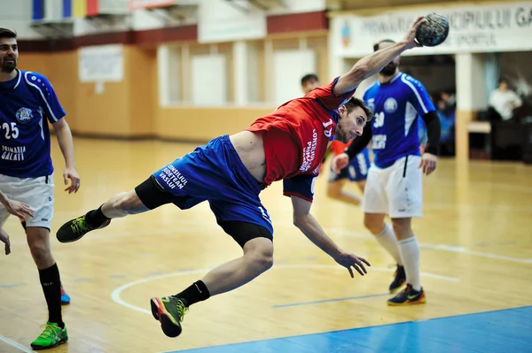 GALATI, ROUMANIA - MARCH 19: Handball players in action at Roumanian Handball National Championship . match (HC Danubius Galati vs. HC Vaslui) March 19, 2016 in Galati, Roumania. — Stock Photo, Image