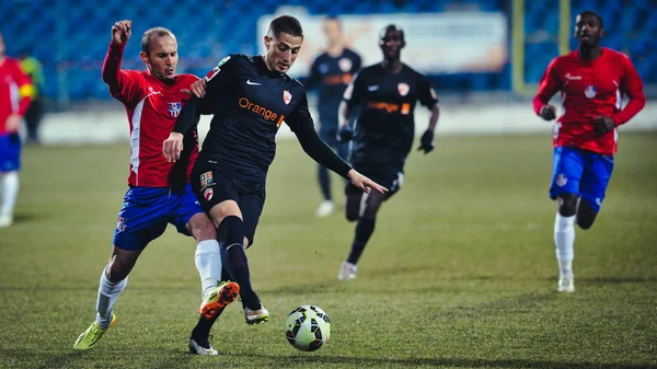 Galati, Rumunsko - 5. března: Neznámá fotbalistů provádí dur — Stock fotografie