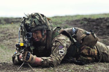 Galati, Romanya - 22 Nisan: İngiltere'de yarı otomatik tüfekle askeri