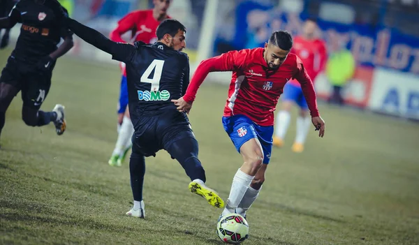 Galati, Rumunsko - 5. března: Neznámá fotbalistů provádí dur — Stock fotografie