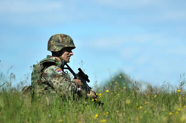 ГАЛАТИ, Румыния - 15 мая: Сербские военные в румынском военном полигоне в учении Platinum Eagle 16.1 на Галати, Румыния, 15 мая 2016 года — стоковое фото