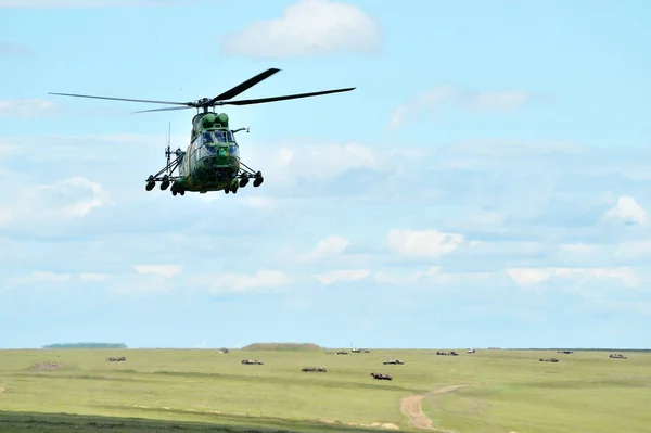 GALATI, ROMÉNIA - MAIO 15: helicóptero romeno IAR 330 "Puma" em — Fotografia de Stock