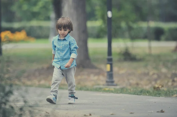 Bonito menino ou criança brincando — Fotografia de Stock