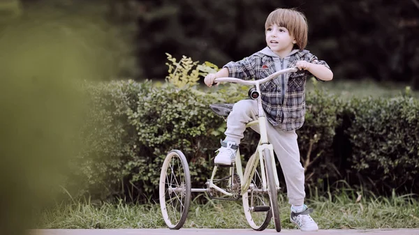 Crianças felizes com bicicleta — Fotografia de Stock