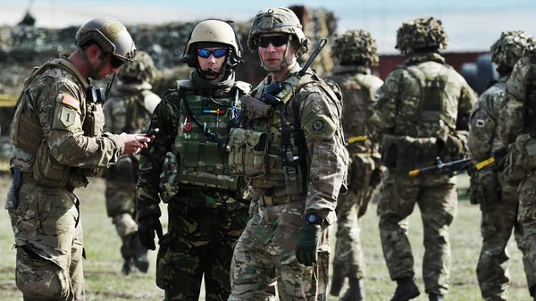 GALATI, ROMÉNIA - 21 de abril: militares norte-americanos e roamanianos com fuzil semiautomático no polígono militar romeno no exercício WIND SPRING 15 em Galati, Romênia, 21 de abril de 2015 . — Fotografia de Stock