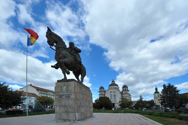 Targu Mures centro de la ciudad con Avram Iancu estatua y ortodox chur — Foto de Stock