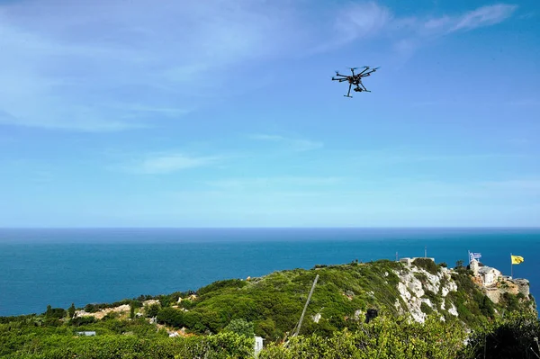 Drone nad górą — Zdjęcie stockowe