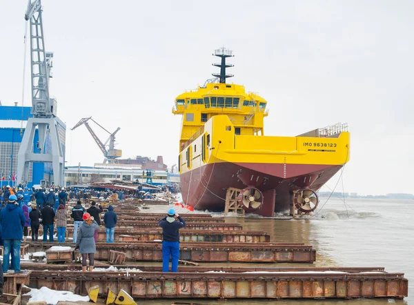 Cérémonie de lancement d'un navire dans le chantier naval Galati sur le Danube — Photo