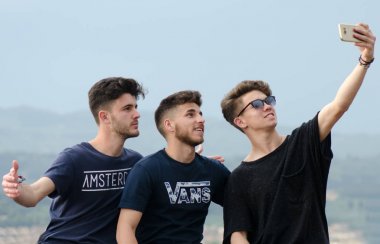 Florence, İtalya - Aprill 10, 2017: gençler fotoğraf ve sel çekimi