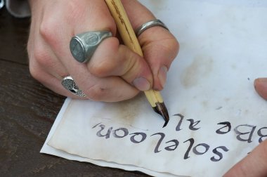Kaligrafi kalemleri gibi Ortaçağ timea yazma