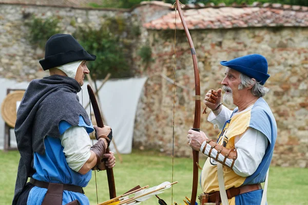 Florencja, Włochy, May06, 2017:Two Arkady w średniowieczne kostiumy przygotować strzelać na cel, we Florencji w may06, 2017 — Zdjęcie stockowe