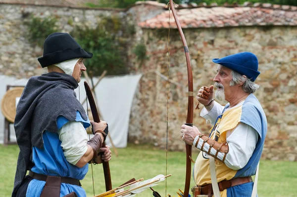 Florenz, Italien, 6.Mai2017: zwei Arkaden in mittelalterlichen Kostümen bereiten sich darauf vor, auf die Scheibe zu schießen, in Florenz, Italien am 6.Mai2017 — Stockfoto