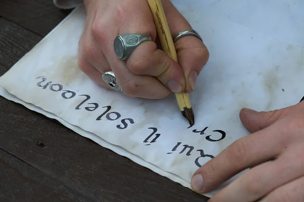 Написание каллиграфических ручек, как в средневековье — стоковое фото