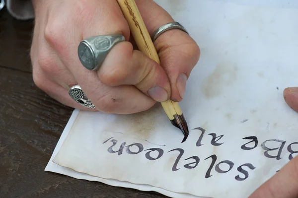 writing calligraphy pens like in medieval timea