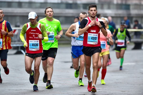 Florens, Italien - 19 Nov 2016: traditionella årliga maraton i Florens. Ingår i topp tjugo maraton. Längden på vägen är 42 km. bevakat av ca 6000 idrottare. — Stockfoto