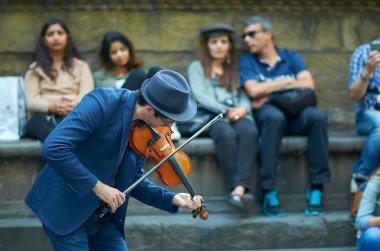 Floransa, İtalya, 11 Mayıs: Hystor içinde Keman çalmaya Street Sanatçı