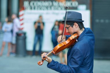Floransa, İtalya, 11 Mayıs: Hystor içinde Keman çalmaya Street Sanatçı