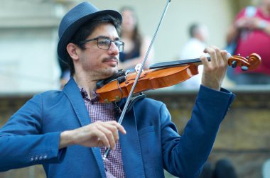 Floransa, İtalya, 11 Mayıs: Hystor içinde Keman çalmaya Street Sanatçı