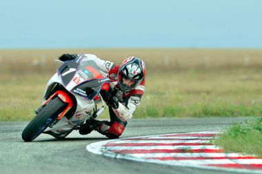 Bucharest, Romanya - 27 Eylül: Yolda bir Tanımlanamayan binici düştü