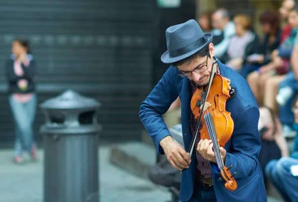 FLORENCIA, ITALIA, 11 DE MAYO: Artista callejero tocando el violín en el histor — Foto de Stock