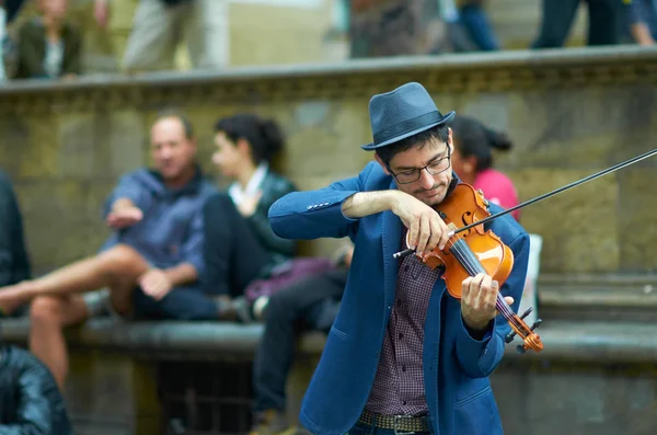 Florenz, Italien, 11. Mai: Straßenkünstler spielt Geige im Hystor — Stockfoto