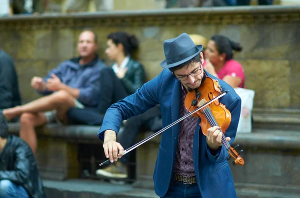 Florenz, Italien, 11. Mai: Straßenkünstler spielt Geige im Hystor — Stockfoto