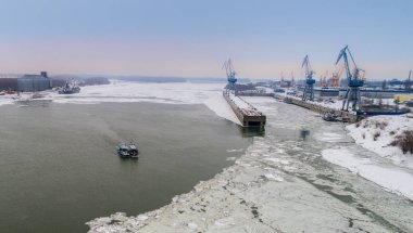 Braila, Romanya-11.Jan: Lainici Buzkıran, buzları Braila üzerinde 11 Ocak 2017 yılında Tuna