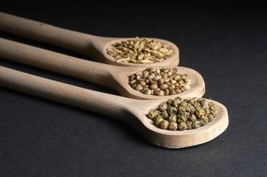 Tahta kaşıklar içinde baharatlar çeşitli