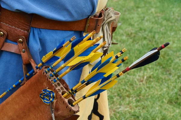 Leather quiver with  colored arrows . Detail — Stock Photo, Image