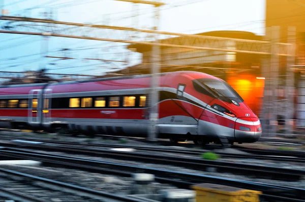 ITALIA, FLORENCIA-28 DE MAYO DE 2017: El moderno tren de alta velocidad en el —  Fotos de Stock