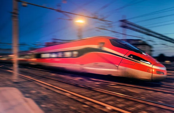 ITALIA, FLORENCIA-28 DE MAYO DE 2017: El moderno tren de alta velocidad en el —  Fotos de Stock