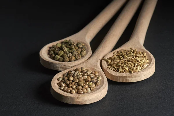 Verschillende van specerijen in houten lepels — Stockfoto