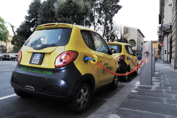 Florencie, Itálie - 27. března: Elektromobil v bezplatné dobíjení — Stock fotografie