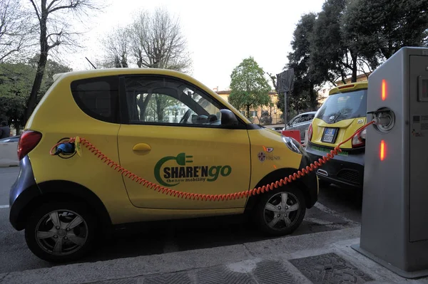 FLORENCE, ITALY - MARCH 27: The electric car in Free Recharging — Stock Photo, Image