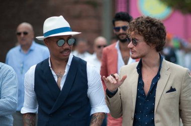 Florence, İtalya-Haziran 15: Pitti Immagine ölçü birimini, moda insanlara