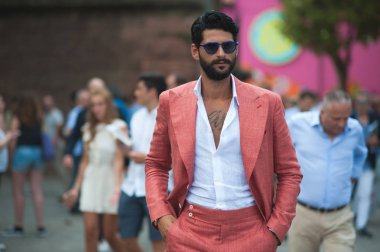 Florence, İtalya-Haziran 15: Pitti Immagine ölçü birimini, moda insanlara