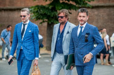 Florence, İtalya-Haziran 15: Pitti Immagine ölçü birimini, moda insanlara