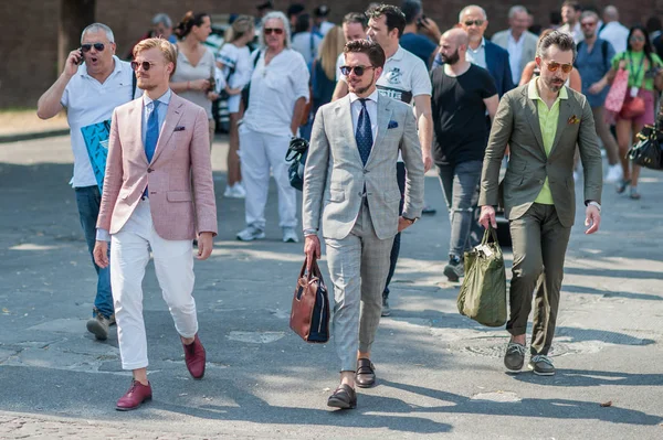 FLORENÇA, ITÁLIA-JUNHO 15: As pessoas da moda em Pitti Immagine of Uom — Fotografia de Stock