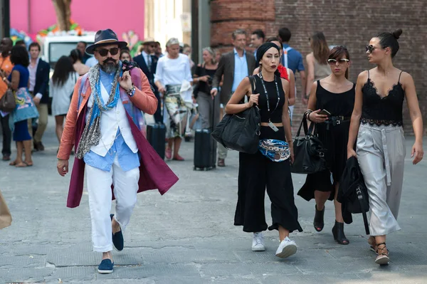 FLORENÇA, ITÁLIA-JUNHO 15: As pessoas da moda em Pitti Immagine of Uom — Fotografia de Stock